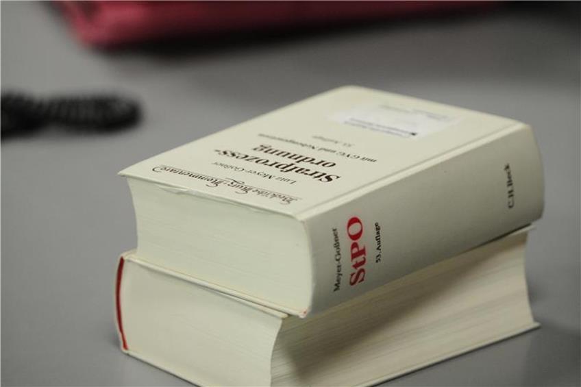 Bücher mit der Strafprozessordnung (StPO) liegen auf einer Richterbank. Foto: Christian Charisius/Archiv dpa/lsw