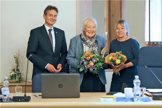 Bürgermeister Thomas Noé und Annerose Hartmann von der BVS-Fraktion überreichten der geehrten Jutta Keller Blumensträuße. Bild: Philipp Koebnik