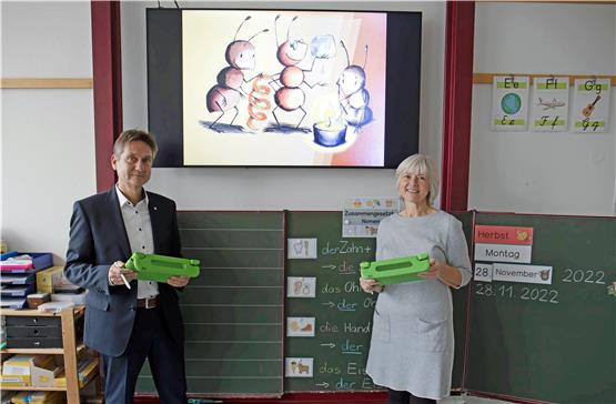 Bürgermeister Thomas Noé und Rektorin Ute Petry üben schon mal mit zwei Grundschul-iPads. Bild: Klaus Stifel