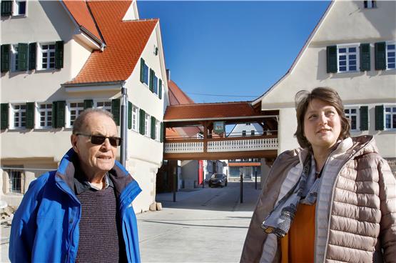 Bürgermeisterin Silke Höflinger und Otto Bauer, früherer Schultes von Häslach, im frisch sanierten Ortskern. Bild: Horst Haas