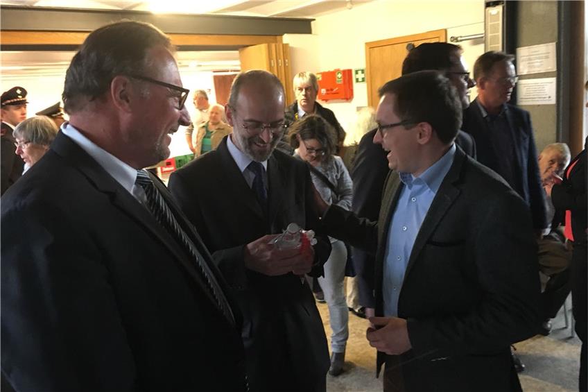 Bürgermeisterkollege Steffen Heß aus Gomaringen überraschte den Wiedergewählten Jürgen Soltau (Mitte) mit einem Schnäpsle. Das gefiel auch Landrat Joachim Walter (links). Bild: Metz
