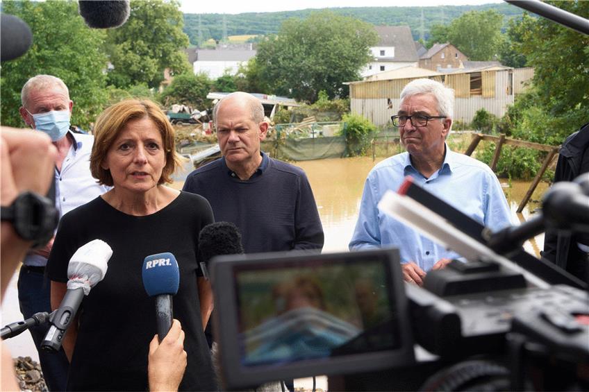 Bundesfinanzminister Olaf Scholz hat sich mit Malu Dreyer, der Ministerpräsidentin von Rheinland-Pfalz, ein Bild von den Zerstörungen gemacht. Foto: Thomas Frey/dpa