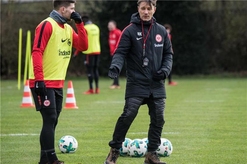 Bundesliga Chef-Trainer Niko Kovac (r) gibt Anweisungen an Luka Jovic. Foto: Andreas Arnold/Archiv dpa