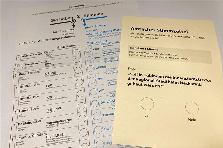Bundestagswahl und Bürgerentscheid: Stimmzettel für den Wahlkreis 290 und für die Tübinger Abstimmung zur Innenstadtstrecke. Privatbild
