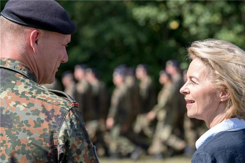 Bundesverteidigungsministerin Ursula von der Leyen und spricht mit Oberstleutnant Kim Oliver Frerichs. Foto: Sebastian Gollnow dpa/lsw