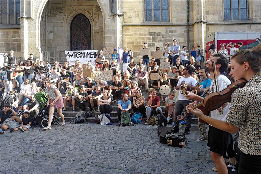 „Bunt statt braun“ und „Herz statt Hetze“ forderten die Teilnehmer des Flashmobs.Bild: Kirchenbauer