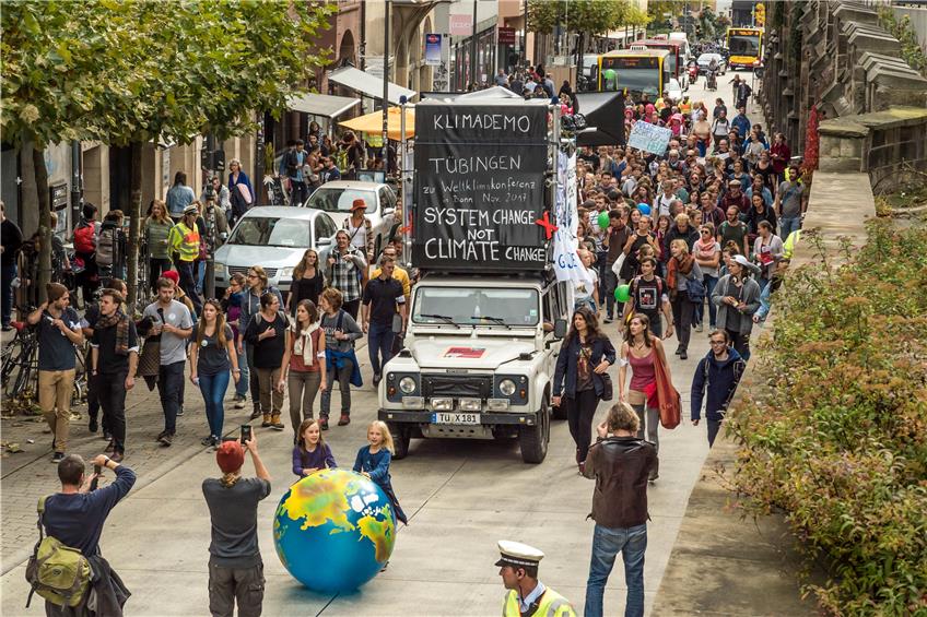 Bunt und laut trugen die Teilnehmer des „Climate March“ ihre Sorgen und Forderungen auf die Straße. Bild: Metz
