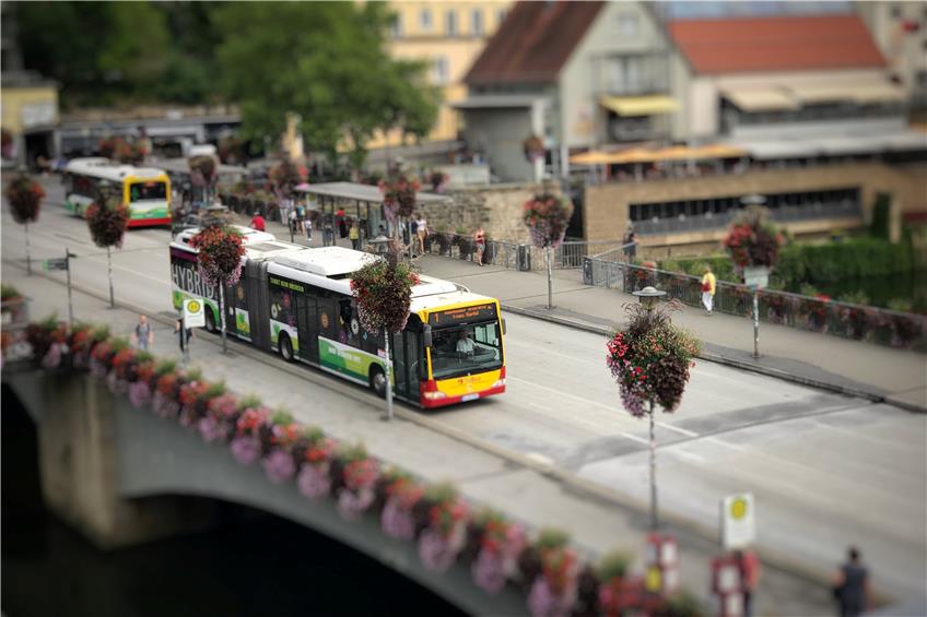 Bus auf der Neckarbrücke. Archivbild: Jonas Bleeser