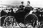 Carl Benz mit Gattin Bertha auf dem Benz-Kraftwagen 1894. Foto: AKG-Images/epd