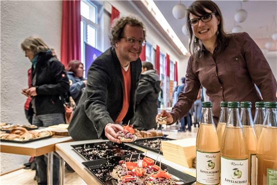 Christian Eichert und Birgit Hoinle vom Ernährungsrat greifen beim gesunden Essen im Schlatterhaus zu.Foto: Wolfgang Albers