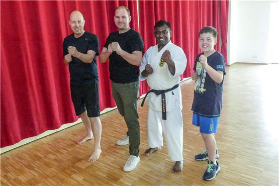 Christian Ramp (links), Ingo Schiedt, Chandrasiri Hewa und Tim Ramp trainieren Karate in der Seebronner Gemeindehalle. Bild: Werner Bauknecht