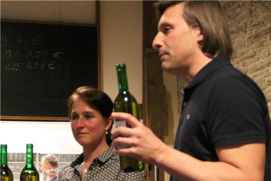 Christophe Lemeunier und seine Frau Annemarie präsentierten in der Entringer Zehntscheuer ihre Weine. Bild: Fred Keicher