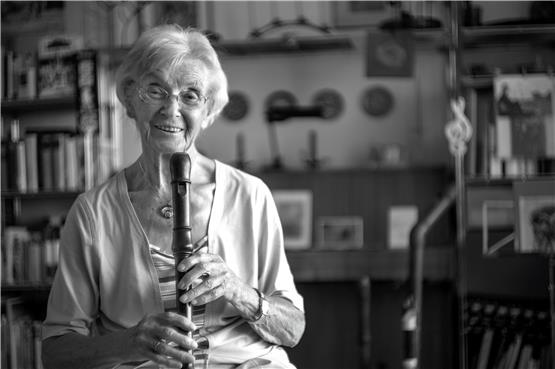 Clara Dederke spielt auch mit 89 Jahren noch fast jeden Tag, zum Beispiel auf ihrem erklärten Lieblingsinstrument, der Altflöte. Bild: Ulrich Metz