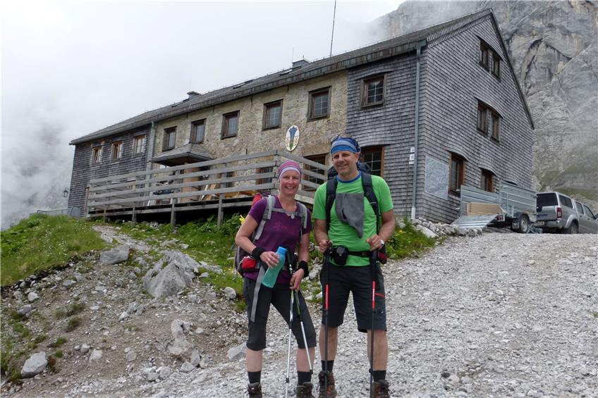 Claudia und Jürgen Machann vor der Lamsenjochhütte im Karwendel-Gebirge: Auf die Alpen-Tour haben sie sich lange und intensiv vorbereitet. Bild: Machann