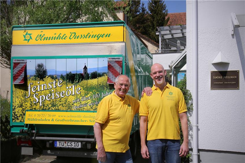 Claus (links) und Christian Steinhilber vor der Dusslinger Ölmühle. Bild: Erich Sommer