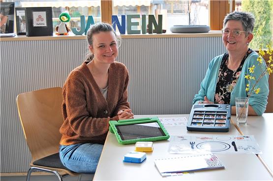 Conny Stöhr (rechts) und Leonie Weber sind in Gomaringen die Spezialistinnen, wenn es gilt, die Stärken von Menschen mit Autismus zu fördern. Bild: Jutta Garber