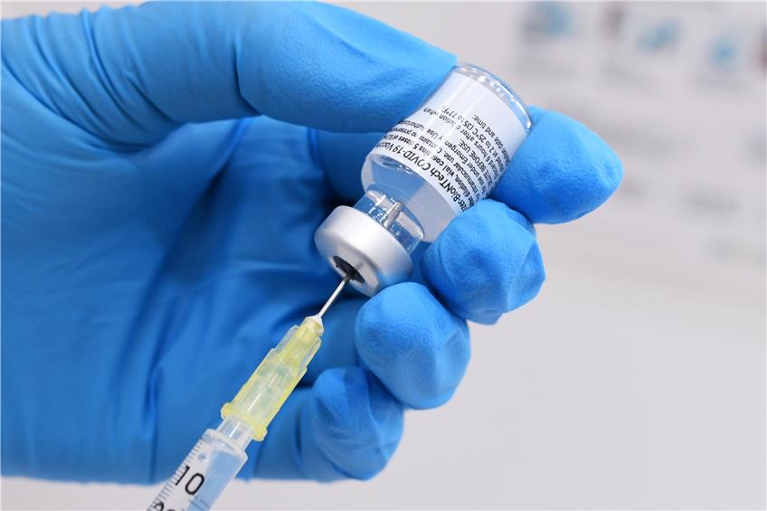 Corona-Impfung im Tübinger Impfzentrum in der Paul Horn Arena: mRNA- Impfstoff von Biontech/Pfizer. Bild: Ulmer