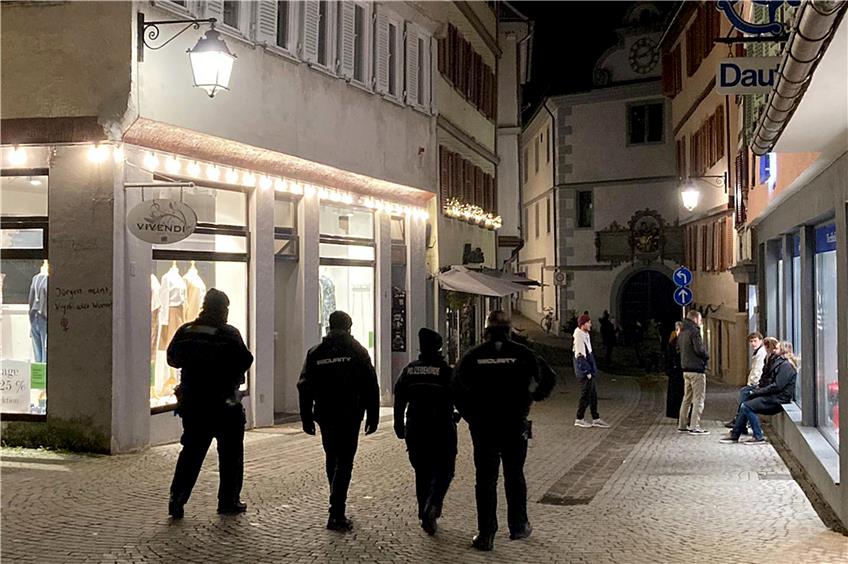 Corona-Kontrollen: Security unterwegs in der Tübinger Altstadt. Bild: Moritz Hagemann