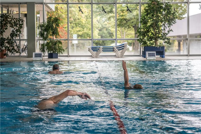 Coronakonformes Schwimmen im Kreis- und Begegnungsverkehr: Das Hallenbad Nord ist wieder geöffnet. Bild: Ulrich Metz