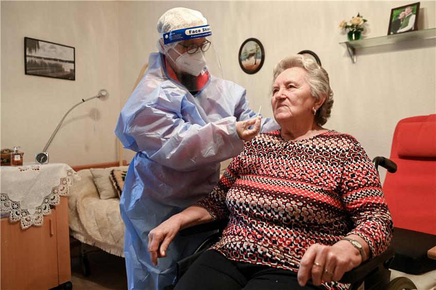 Covid-Test in einer Senioreneinrichtung. Soll es eine Impfpflicht für das Personal geben? Das ist noch nicht beschlossen. Foto: Jens Kalaene/dpa