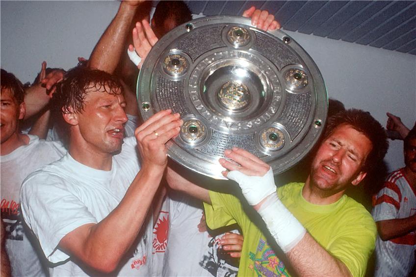 Da ist die Schale: Guido Buchwald (links) feiert die Meisterschaft mit Torhüter Eike Immel. Archivbild: Ulmer/Werek