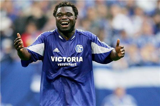 Da stand Gerald Asamoah noch für den FC Schalke auf dem Platz (2004). Heute ist der 45-Jährige Teammanager der Profi-Mannschaft auf Schalke – und vielfach ehrenamtlich engagiert. Bild: Ulmer