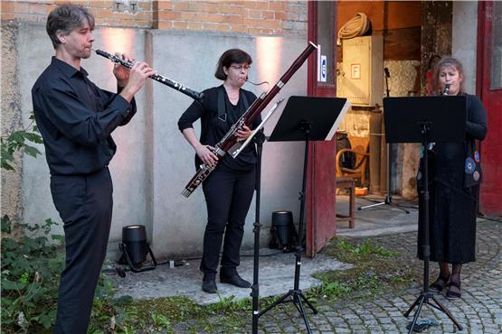 Da war das Wetter noch gut: das Trio d’anches vor dem Kesselhaus. Bild: Klaus Franke