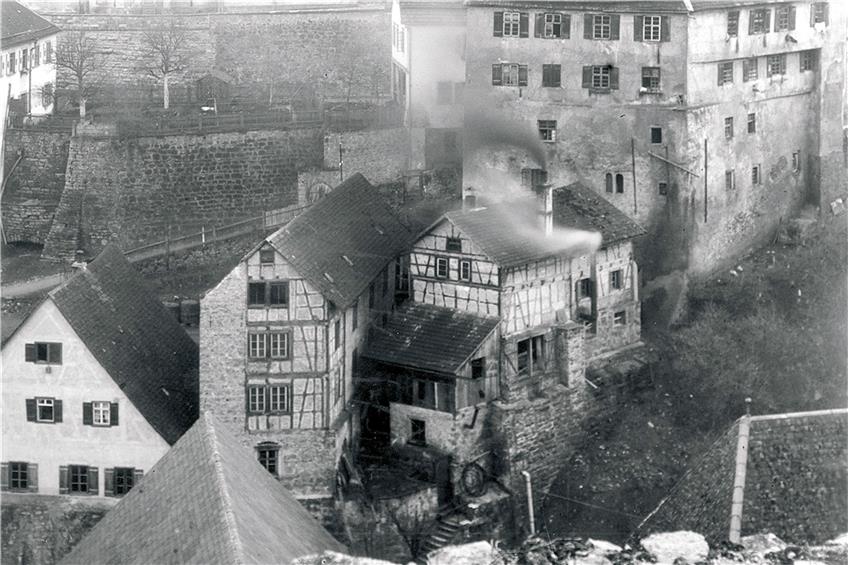 Da war die Kunst noch weit weg:das Horber Kloster 1910 (hinten; obendie Ansicht heute), davor das später abgebrochene Sudhaus (mit rauchendem Kamin) am Malz- und Gärkellergebäude,das heute Künstlerhaus ist.
