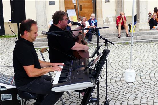 Da waren es noch fünf Stunden bis zum Elfmeter-Schießen: Ganz entspannt musizierten Michele Tancredi (links) und Joe Vox (rechts) vor dem Rottenburger Dom. Bild: Werner Bauknecht