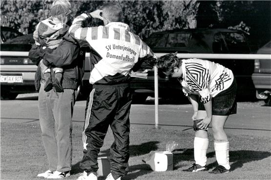 Damenfußball hieß es damals, und ballonseidene Trainingsanzüge waren 1996 auch noch schick beim SV Unterjesingen, wie hier bei einem Spiel gegen den SV Nehren zu sehen ist. Bild: Uli Rippmann