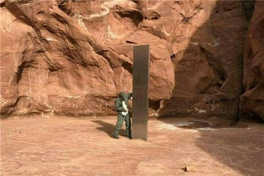 Damit hat die Monolithitis begonen: das Metallgebilde in der Wüste von Utah. Foto: Handout/Utah Department of Public Safety/afp