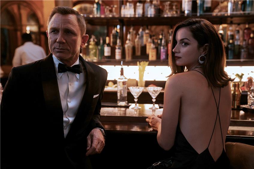 Daniel Craig als James Bond und Ana de Armas als Paloma in einer Szene aus „Keine Zeit zu sterben“. Foto: Nicola Dove