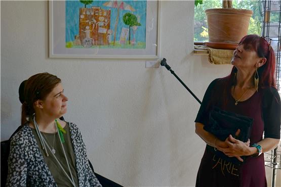 Daniela Pluns (links) ist eine von 19 Kunstschaffenden, die gemeinsam mit der Kunsttherapeutin Claudi Simon Bilder zum Thema Freundschaft gemalt haben, die jetzt im Bierlinger Hofcafé gezeigt werden. Andreas Straub