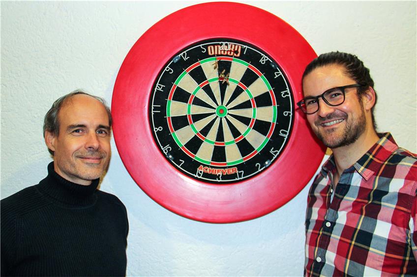 Dart- und Fußballfans: die Manager Thilo Damm (links) und Timo Gans. Bilder: Schäfer