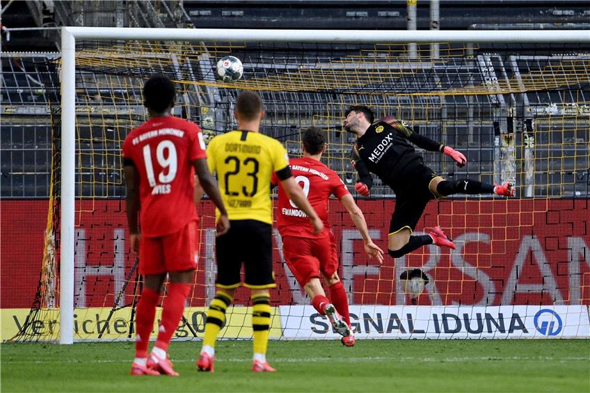 Das 1:0 für Bayern München: Dortmunds Torwart Roman Bürki fliegt schön, kann dem Ball letztendlich aber nur hinterherschauen. Der Heber von Joshua Kimmich (nicht im Bild) senkt sich ins Tor. Foto: Frederico Gambarini/afp