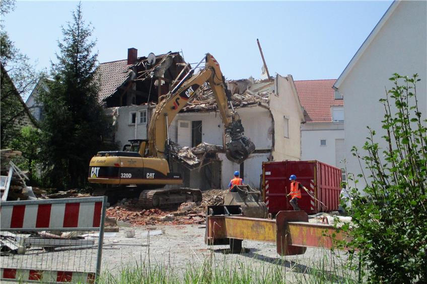 Das Abbruchhaus wird abgebrochen. Bild: Manfred Hantke