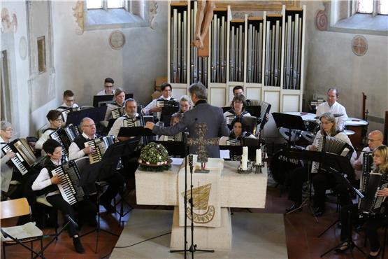 Das Akkordeonorchester Remmingsheim spielte in der örtlichen Peterskirche. Bild: Bernhard