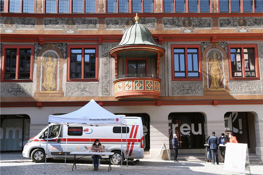 Das Arztmobil des DRK Tübingen bietet weiter Corona-Schnelltests vor dem Rathaus an. Bild: Ulmer