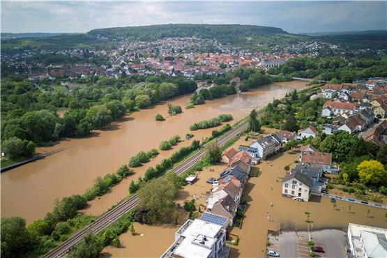 Das Ausmaß der Flut wird in dieser Luftaufnahme vom Sonntag überdeutlich. Viele Menschen können ihre Häuser ohne Hilfe nicht mehr verlassen.  Foto: Andreas Arnold/dpa