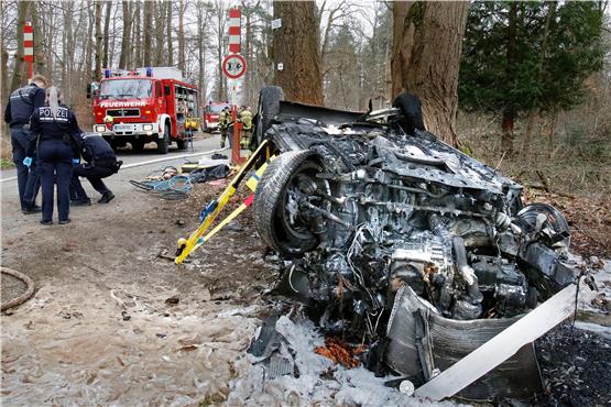 Das Auto brannte bei dem Unfall vollständig aus. Bild: Horst Haas