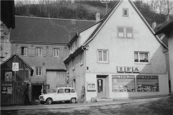 Das Bild stammt von Mitte der 1950er Jahre und zeigt den Dorfladen an der Altinger Straße in Reusten noch vor dem Umbau 1958. Privatbilder