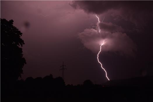 Das Bild zeigt einen der beeindruckenden Blitze während des Gewitters am Abend des 11. Juli. Es wurde gegen 22:30 von Derendingen aus aufgenommen und zeigt einen Blitz über dem Spitzberg. Bild: Theresa Störiko