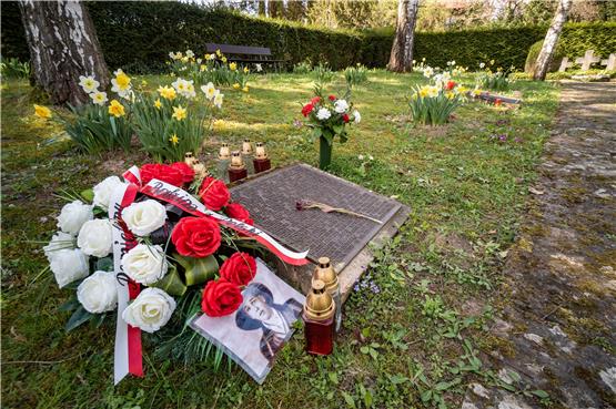 Das Blumengebinde der Familie von Franciszcek Gacek, umgeben von der Friedhofspflege des Schwäbischen Heimatbunds. Bild: Metz