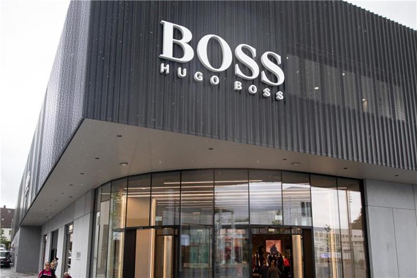 Das Boss-Logo am Flagship-Outlet von Hugo Boss in der Outlet-City von Metzingen. Foto: Sebastian Gollnow/dpa