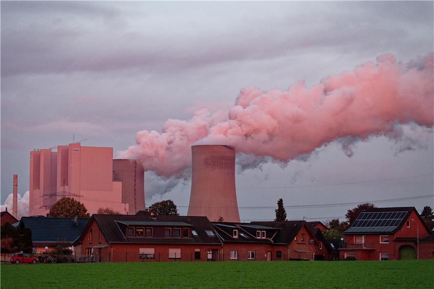 Das Braunkohlekraftwerk Neurath in Nordrhein-Westfalen: Der Kohleausstieg soll schneller erfolgen.  Foto: Henning Kaiser/dpa