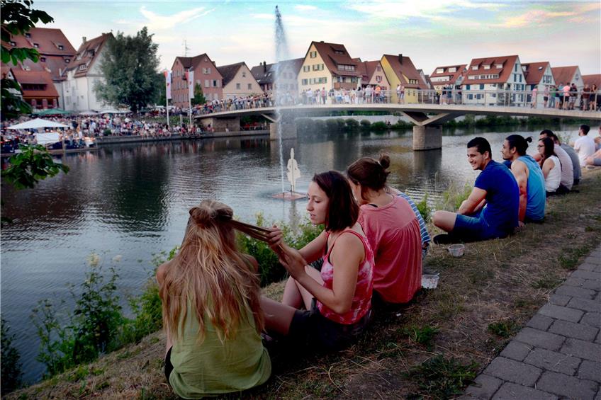 Das Brückenfest am Freitagabend (hier im Juni 2017) soll noch größer – und Teil des Neckarfests – werden. Archivbild: Uli Rippmann