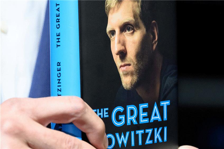 Das Buch wurde „The Great Nowitzki“ wurde vom deutschen Autor Thomas Pletzinger verfasst. Foto: Silas Stein/dpa