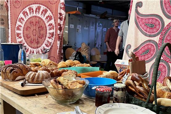 Das Büffet beim Fest fürs neue Foodsharing-Café bestand aus geretteten Lebensmitteln. Bild: Andreas Straub