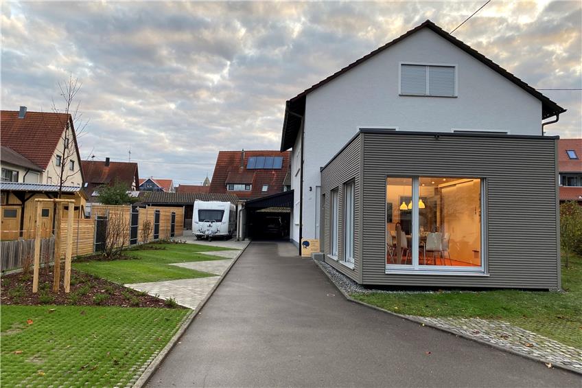 Das Büro von Architekt Jochen Schmid in Betzingen hat einen repräsentativen Anbau bekommen, mitten im Dorf erstellt, ohne Baustelle, Lärm und Dreck.
