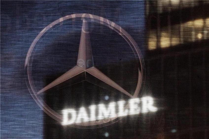 Das Daimler-Logo an der Konzernzentrale. Foto: Marijan Murat/dpa/Archiv